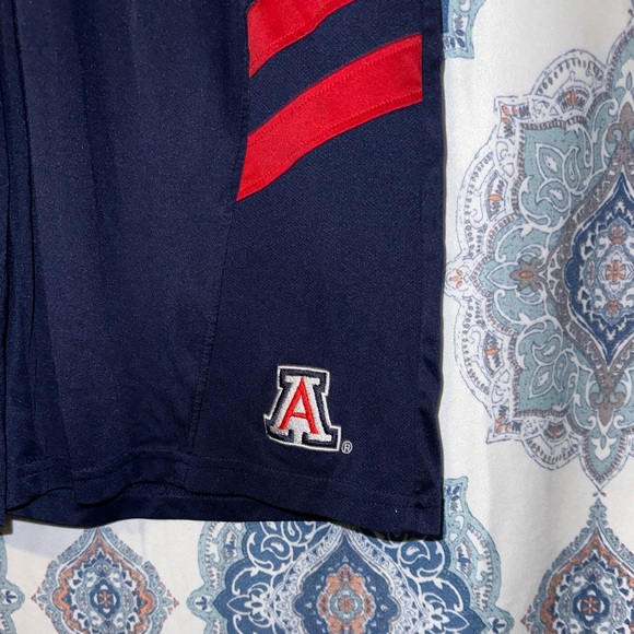 U of a basketball shorts great condition - Picture 2 of 6
